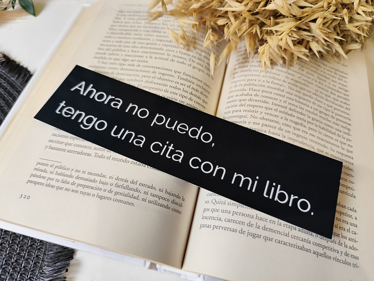 Marcapáginas negro con la frase "Ahora no puedo, tengo una cita con mi libro".
