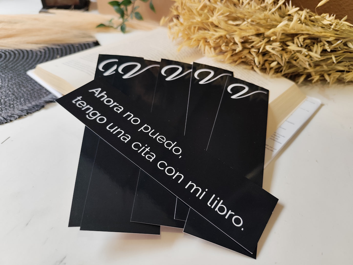Marcapáginas negro con el logo V de Velaromático en una de sus caras.
